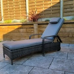 Signature Weave Savannah Sunbed With Drinks Table Baths